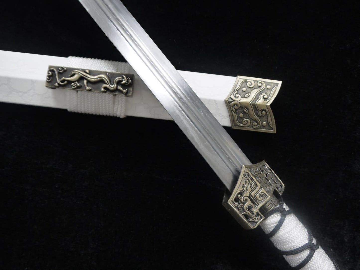 Han jian-Medium carbon steel-White leather paint scabbard