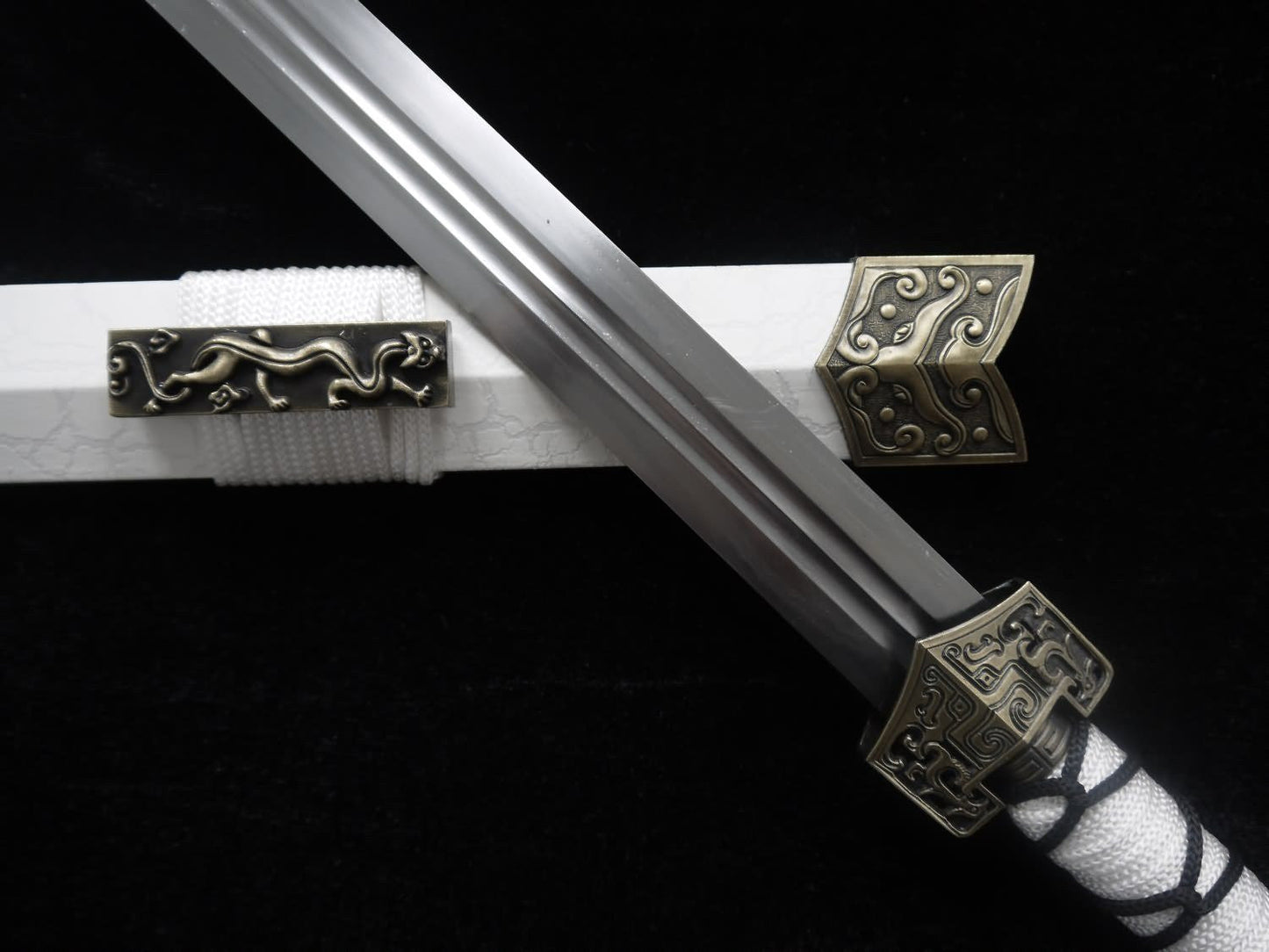 Han jian-Medium carbon steel-White leather paint scabbard