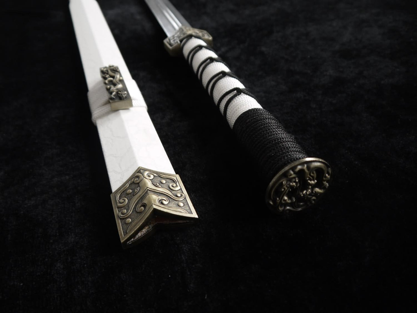 Han jian-Medium carbon steel-White leather paint scabbard