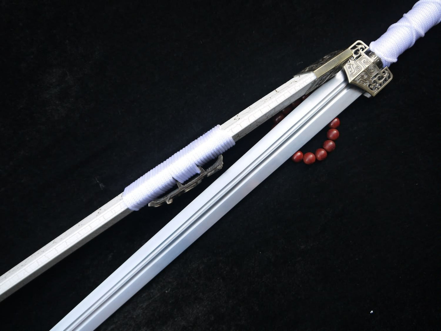 Han jian/Medium carbon steel blade/White scabbard/Alloy fittings/Length 39"