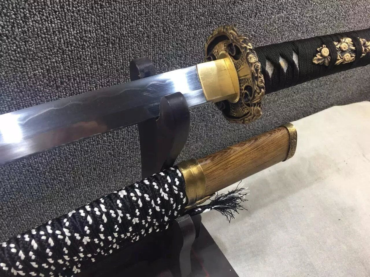 Nihontou Tachi/Katana/High carbon steel/Wood scabbard/Alloy tosogu/Full tang