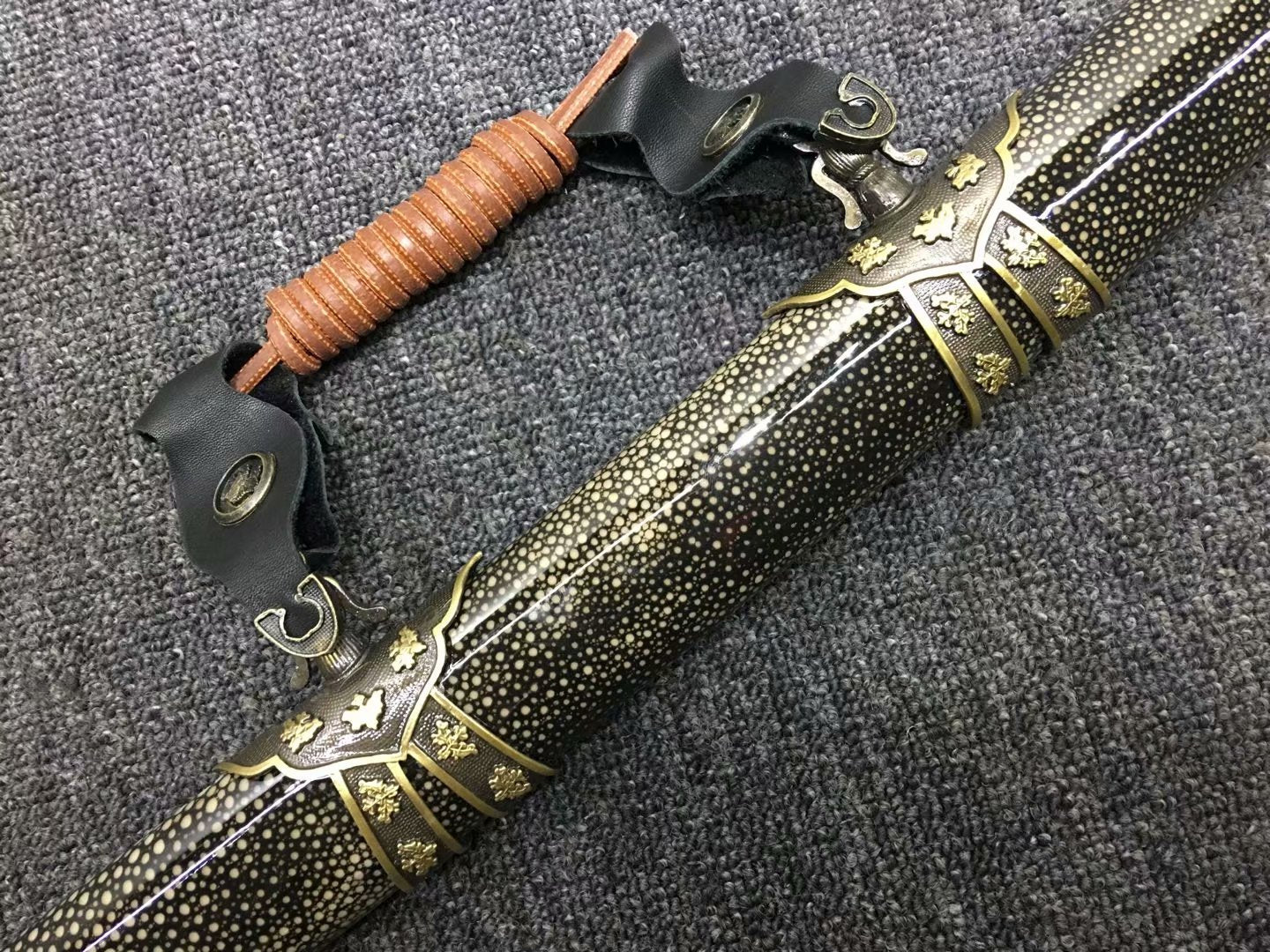 Tachi katana,Black skin scabbard,Damascus steel burn blade,Brass,Full tang