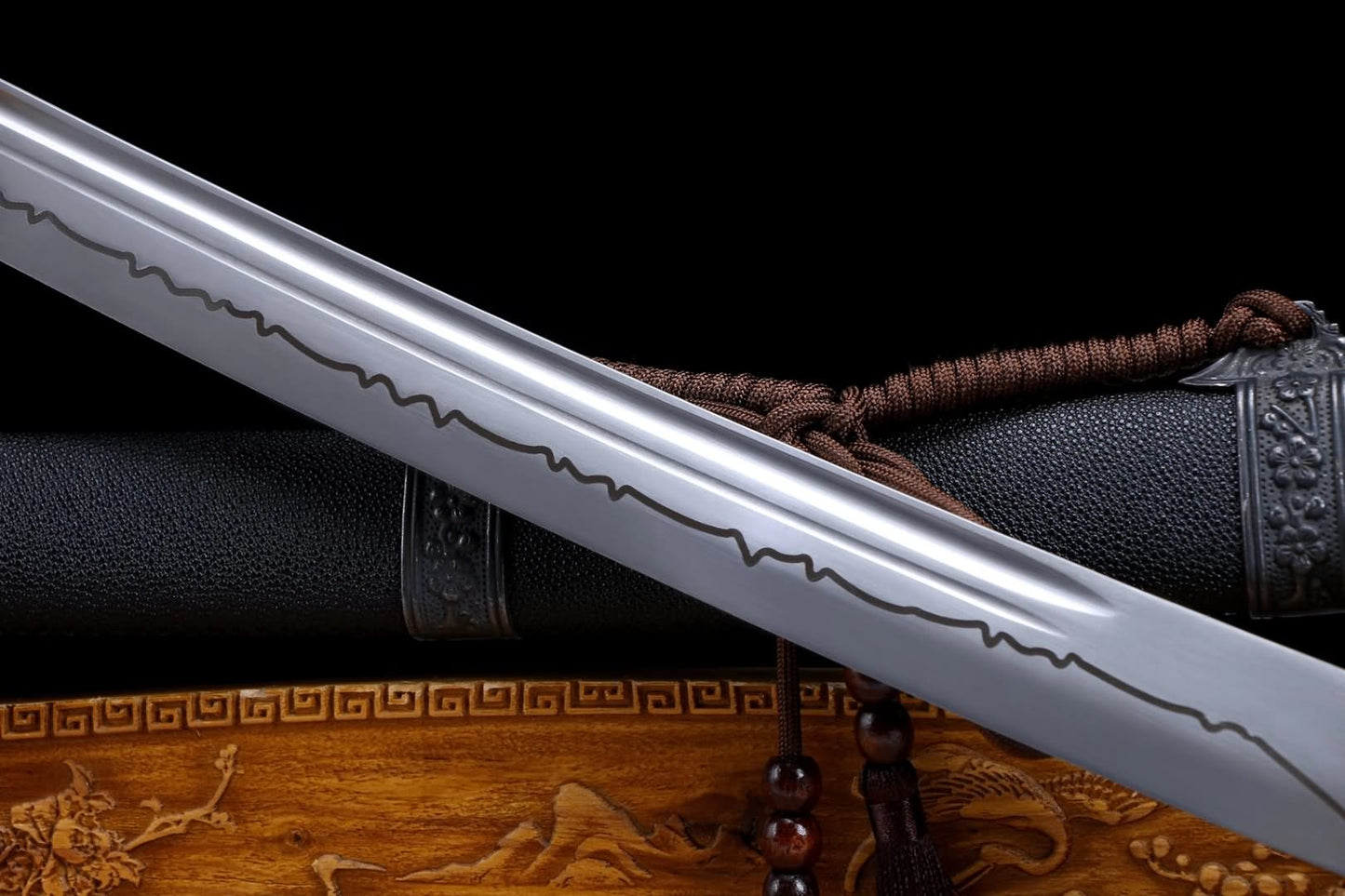 Broadsword,Forged high carbon steel blade,Skin scabbard,Alloy fittings