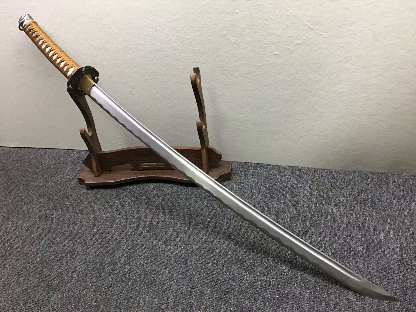 Nihontou Tachi,Nodachi,Medium carbon steel,Wood scabbard,Alloy tosogu