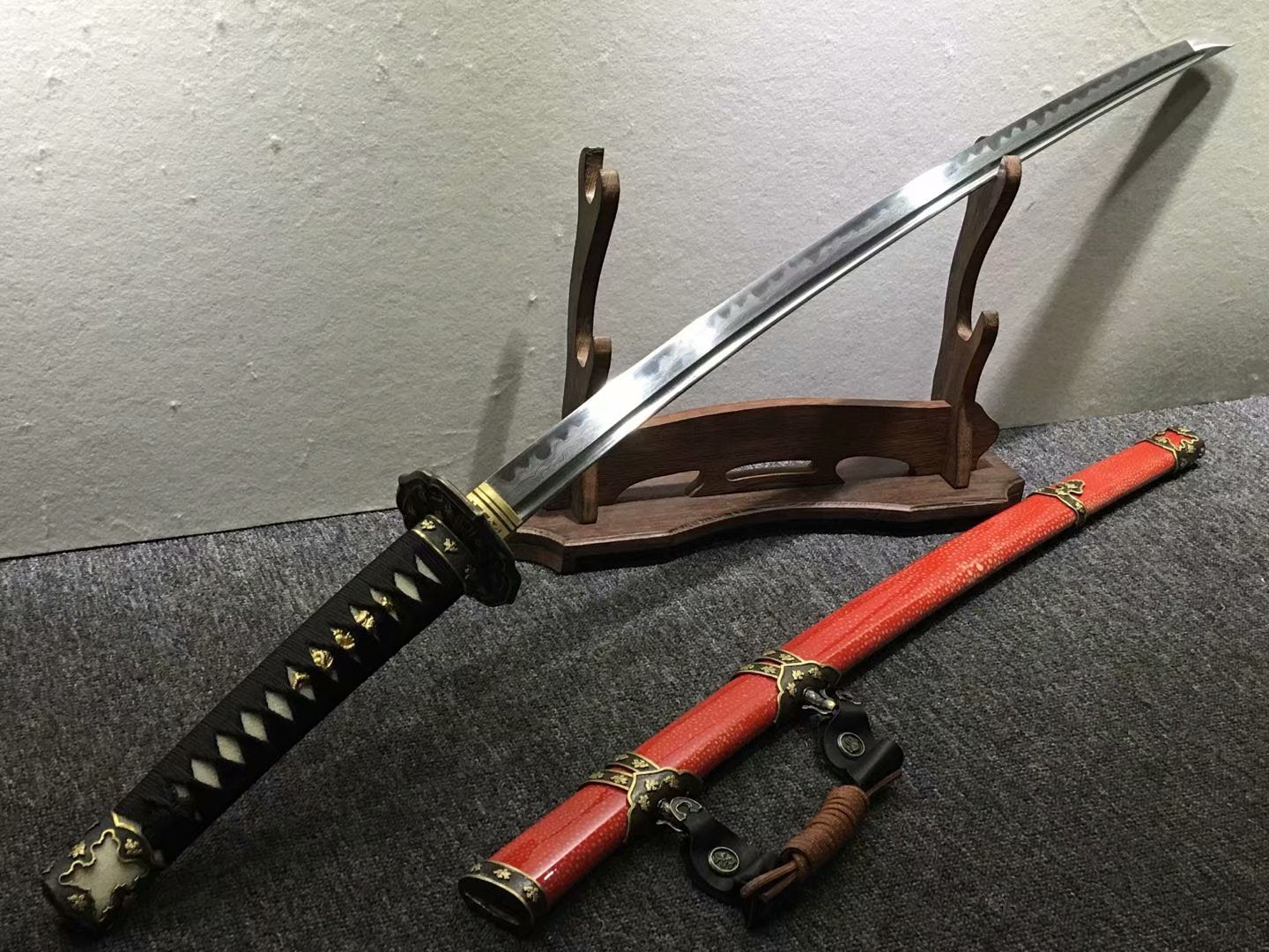 Tachi,Red skin scabbard,Damascus steel burn blade,Brass,Full tang