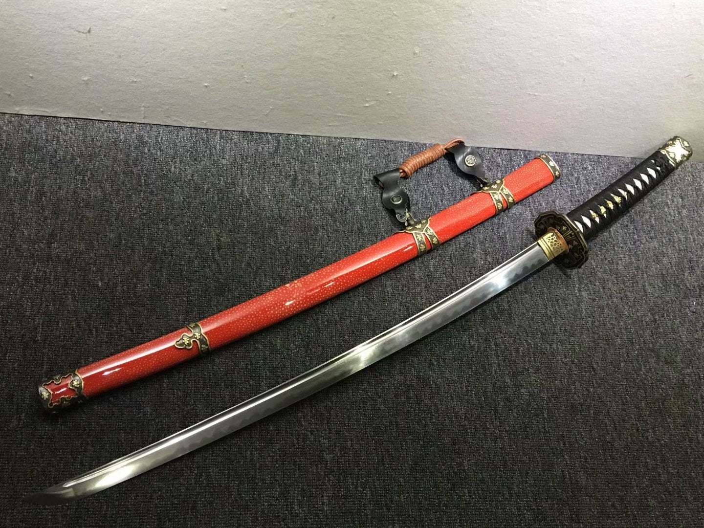 Tachi,Red skin scabbard,Damascus steel burn blade,Brass,Full tang