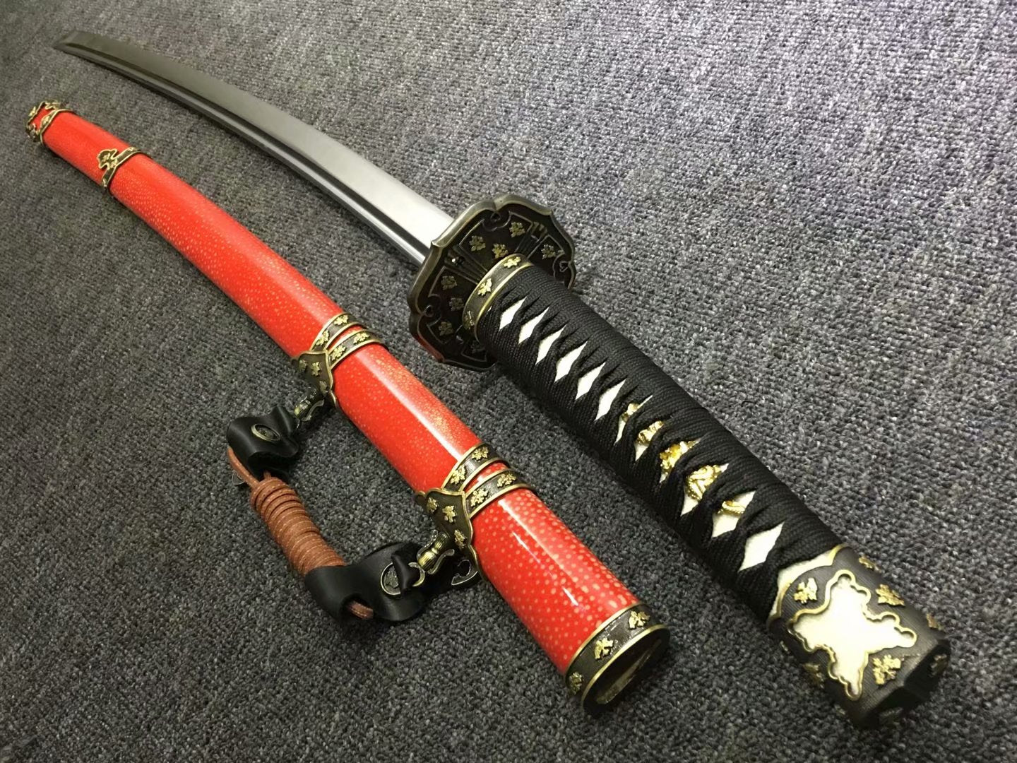 Tachi,Red skin scabbard,Damascus steel burn blade,Brass,Full tang