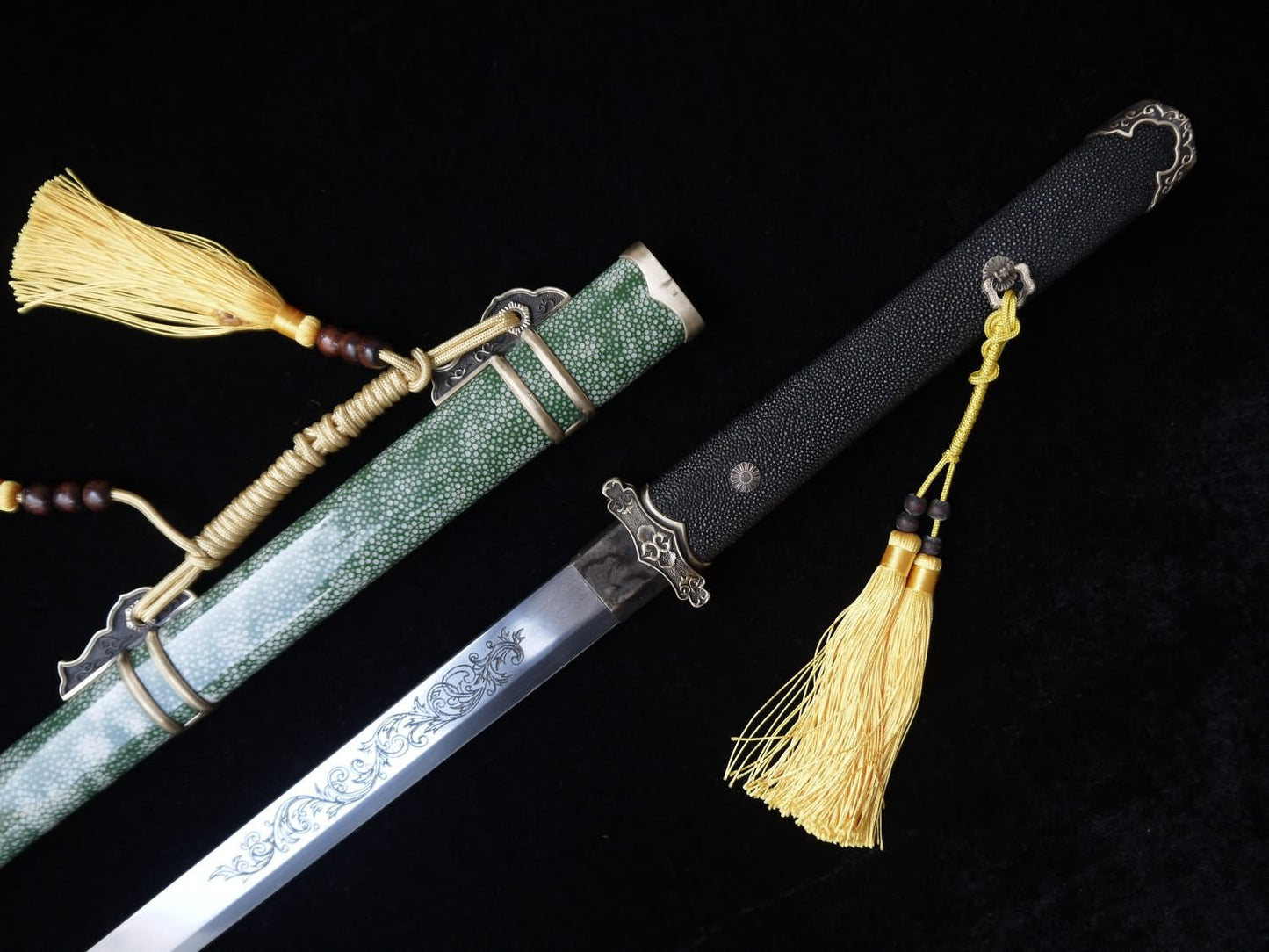 Tang dao(Damascus steel blade,Brass fittings,Green skin scabbard)Full tang